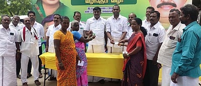 அதிமுகவினருக்கு அடையாள அட்டை அளிப்பு