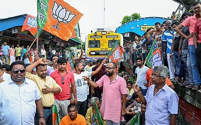 முழு அடைப்புப் போராட்டம்: 
மேற்கு வங்கத்தில் இயல்பு வாழ்க்கை பகுதியளவு பாதிப்பு