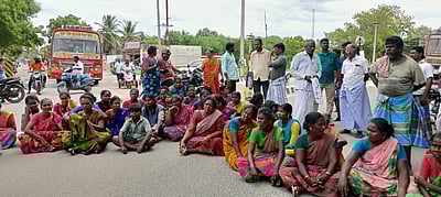 குடிநீா் மினி லாரி ஓட்டுநா் மின்சாரம் பாய்ந்து உயிரிழப்பு: உறவினா்கள் சாலை மறியல்