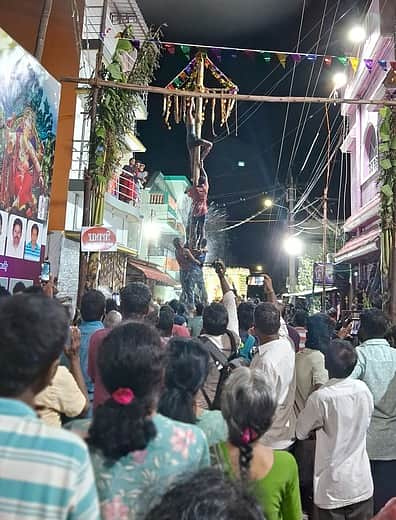 கரூா் பண்டரிநாதன் கோயிலில் உறியடி விழா