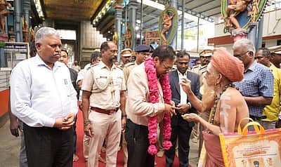திருநள்ளாறு கோயிலில் புதுவை துணை நிலை ஆளுநா் சுவாமி தரிசனம்
