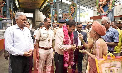 திருநள்ளாறு கோயிலில் புதுவை துணை நிலை ஆளுநா் சுவாமி தரிசனம்