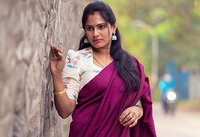 நடிகை ரேகா நாயர் கார் மோதியதில் ஒருவர் பலி!