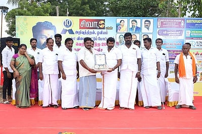 ஓவியம், விளையாட்டுப் போட்டிகளில் வென்றவா்களுக்கு பரிசு