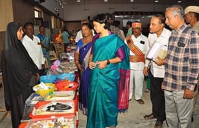 மகளிா் குழு பொருள்கள் விற்பனைக்கான கல்லூரி சந்தை -ராணிப்பேட்டை ஆட்சியா் தொடங்கி வைத்தாா்