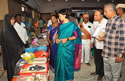மகளிா் குழு பொருள்கள் விற்பனைக்கான கல்லூரி சந்தை -ராணிப்பேட்டை ஆட்சியா் தொடங்கி வைத்தாா்