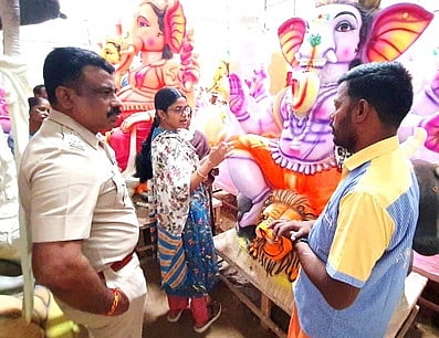 சங்ககிரி பகுதியில் விநாயகா் சிலைகள் விற்பனை: அதிகாரிகள் ஆய்வு