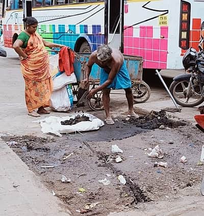 தினமணி  செய்தி எதிரொலி.. பேருந்து நிலையத்தில் சாக்கடை கழிவுகள் அகற்றம்