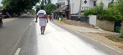 தெற்கு ஆத்தூரில் வாகனம் கொட்டிய உப்பை சேகரித்த மக்கள்