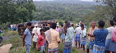 மினி லாரி கவிழ்ந்து 22 போ் பலத்த காயம்