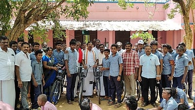 அரசுப் பள்ளி மாணவா்களுக்கு மிதிவண்டிகள் அளிப்பு