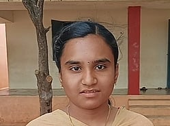 அரசுப் பள்ளி மாணவிகள் இருவா் மருத்துவப் படிப்புக்கு தோ்வு