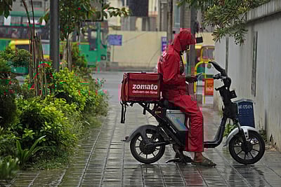 வீடுகளுக்கு பார்சல் மழை.. குறைத்துக்கொள்ளுங்கள் அல்லது: குடியிருப்பு நிர்வாகம் கிடுக்கிப்பிடி