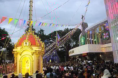 வேளாங்கண்ணி அன்னை ஆலயப் பெருவிழா கொடியேற்றத்துடன் தொடக்கம்