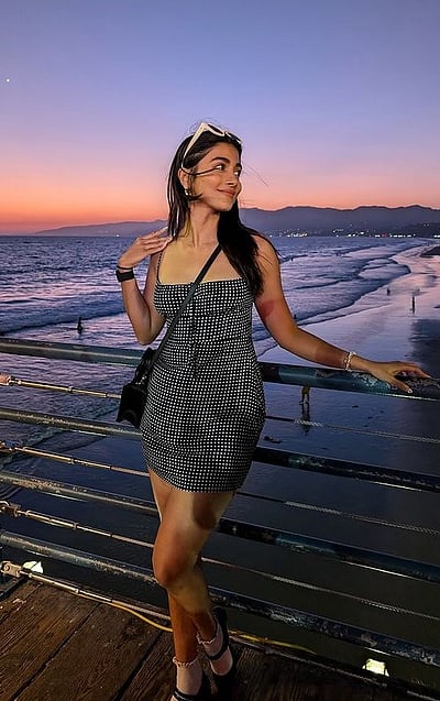 வெட்கம் கொண்ட செவ்வானம்... பூஜா ஹெக்டே!