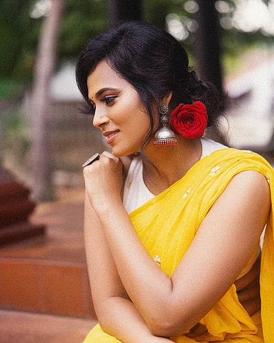 வெட்கம் + தைரியம்= கவர்ச்சி..! ரம்யா பாண்டியனின் தத்துவம்! 