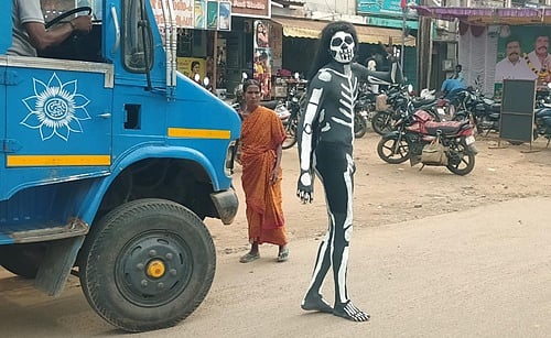 பேய் வேடத்தில் திரியும் இளைஞர்.