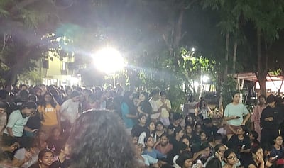 திருச்சி என்.ஐ.டி. விடுதி காப்பாளர் மீது புகார் அளித்தால் நடவடிக்கை: ஆட்சியர் தகவல்