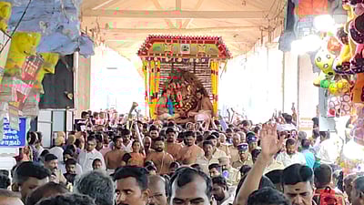 திருச்செந்தூர் ஆவணித்திருவிழா: வெட்டிவேர் சப்பரத்தில் எழுந்தருளிய சுவாமி சண்முகர்!