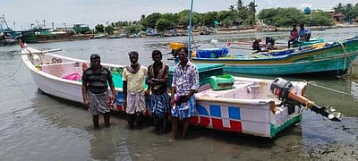 தமிழக மீனவா்கள் மீது இலங்கை கடற்கொள்ளையா்கள் தாக்குதல்