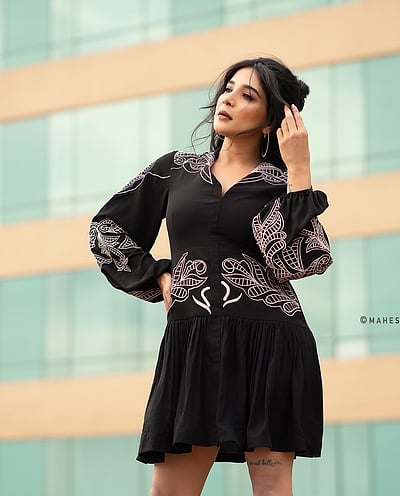 போல்ட் அன்ட் பியூட்டிஃபுல்... சாக்‌ஷி அகர்வால்!