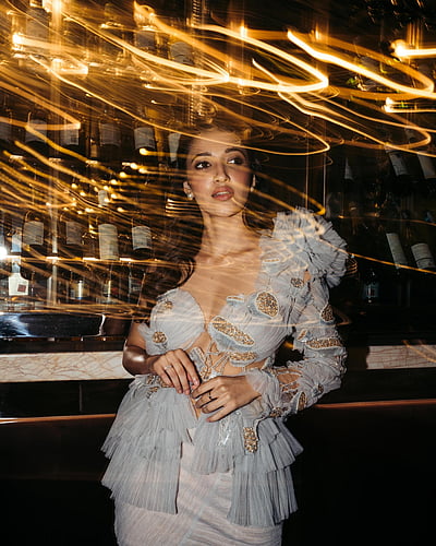 ஒளியைப் பிடித்து... நேகா ஷெட்டி!