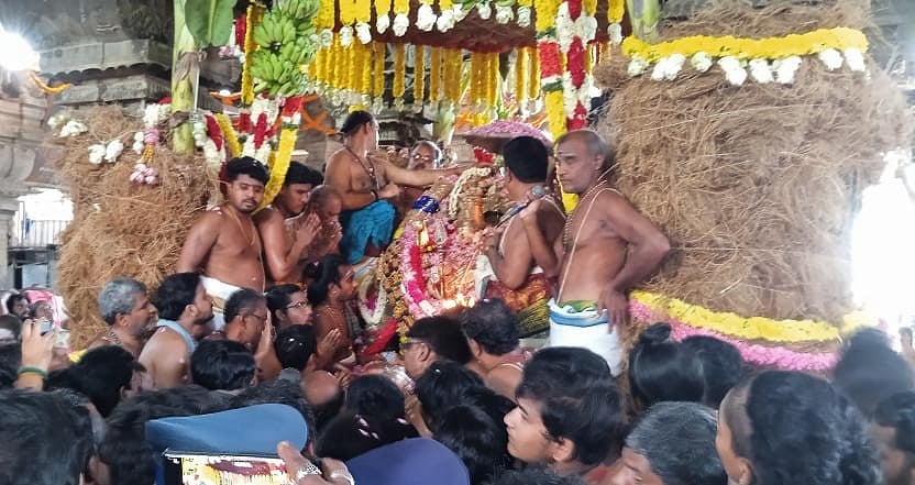 வெட்டி வேர்ச்சப்பரத்தில் எழுந்தருளிய சுவாமி சண்முகர்