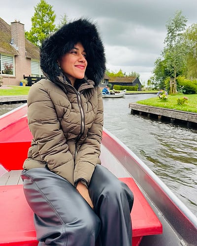 ஆம்ஸ்டர்டாமில் அலைந்தவேளையில்... மிருணாளினி ரவி!