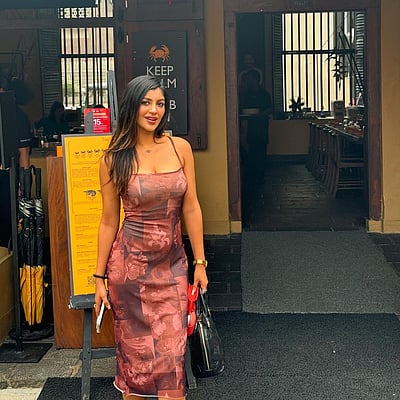 இப்போ இலங்கை... யாஷிகா ஆனந்த்!