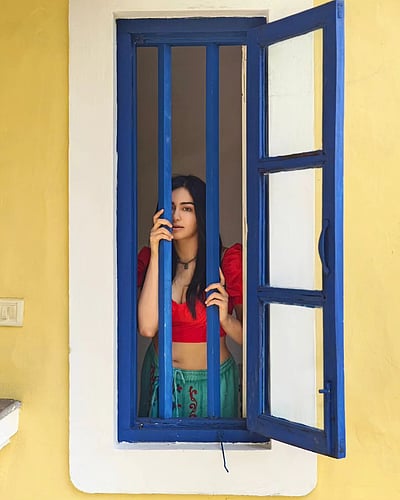 ஜன்னல் பறவை... அதா ஷர்மா!