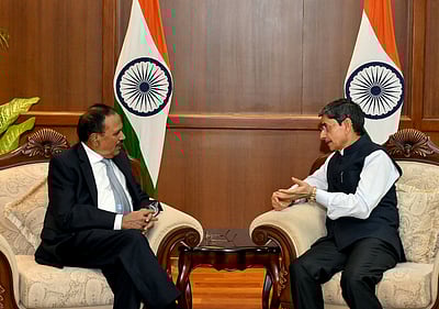 ஆளுநா் ஆா்.என். ரவியுடன் அஜீத் தோவல் சந்திப்பு