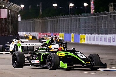 இரவு நேர காா் பந்தயம்: தீவிர பயிற்சியில் வீரா்கள்