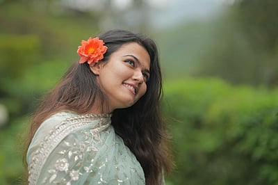 பூவே, செம்பூவே...! அபர்ணா தாஸ்! 