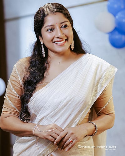 தாவணியணிந்த தீபாவளி.. அனுமோள்!