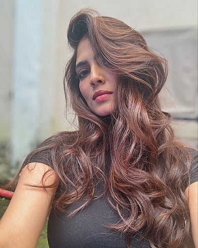 கூந்தலில் நுழையுமா கைகள்? மாளவிகா மோகனன்!