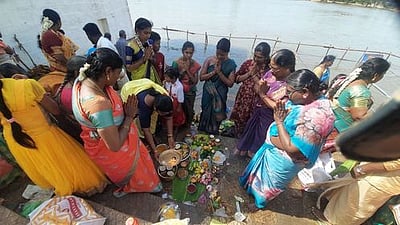 ஆடிப்பெருக்கு: காவிரி ஆற்றுக் கரையில் பெண்கள் வழிபாடு