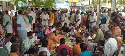 புதுகை பல்லவன் குளத்தில் 
முன்னோருக்குத் தா்ப்பணம்