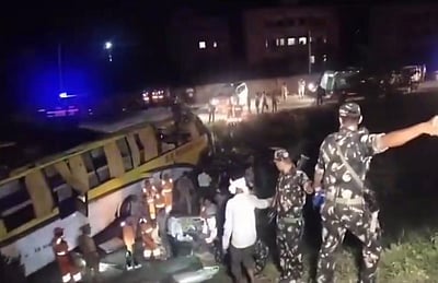 உ.பி.யில் டபுள் டெக்கர் பேருந்து - கார் மோதி விபத்து: 7 பேர் பலி