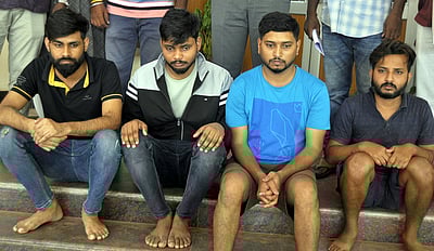 வெளிநாடுகளில் வேலை வாங்கி தருவதாக ரூ. 200 கோடி மோசடி:
4 போ் கைது