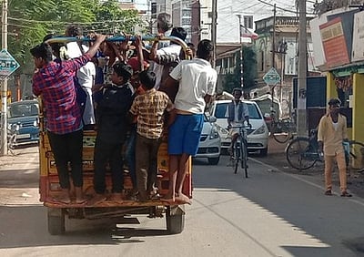 சரக்கு வாகனங்களில் தொடரும் 
ஆபத்தான பயணத்தை தடுக்கக் கோரிக்கை