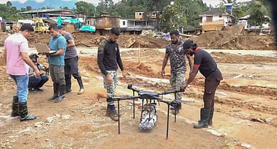 வயநாடு நிலச்சரிவு: மீட்புப் படை வீரர்களுக்கு டிரோன்கள் மூலம் உணவு