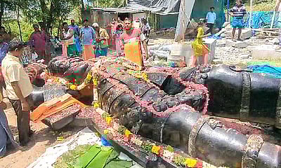 40 டன் கல்லில் செதுக்கப்பட்ட கருப்பணசுவாமி சிலை