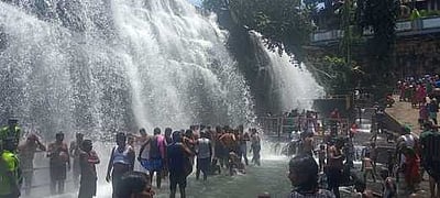 திற்பரப்பு அருவியில் குவிந்த சுற்றுலாப் பயணிகள்