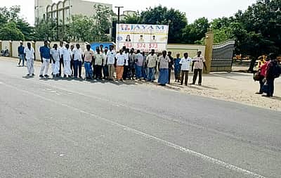 பள்ளி அருகே சாலை வழித்தடம் அமைக்க பெற்றோா்கள் கோரிக்கை