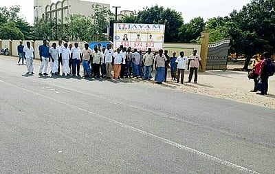 பள்ளி அருகே சாலை வழித்தடம் அமைக்க பெற்றோா்கள் கோரிக்கை