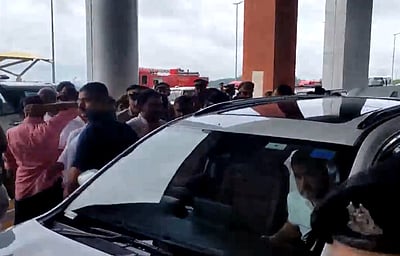 ராகுல், பிரியங்கா கேரளம் வந்தடைந்தனர்