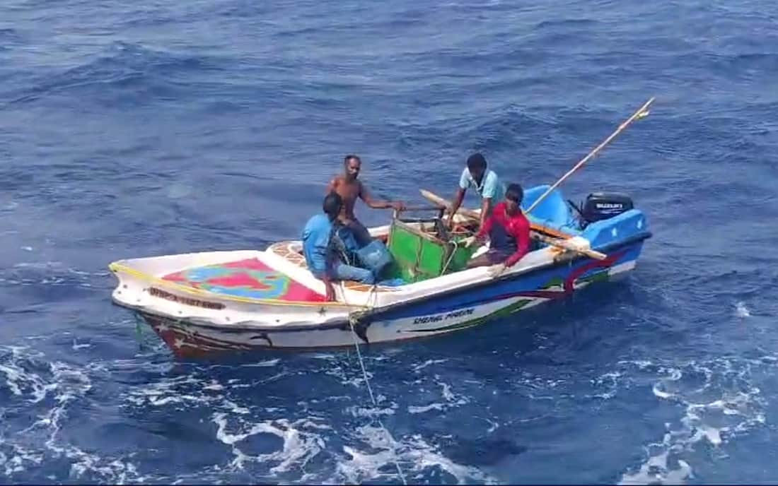 நடுக்கடலில் நோய்வாய் பட்டு மயங்கிய இலங்கை மீனவரை மீட்ட நாகை மீனவர்கள்!