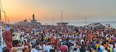 கன்னியாகுமரி முக்கடல் சங்கமத்தில் ஆயிரக்கணக்கானோா் புனித நீராடல்