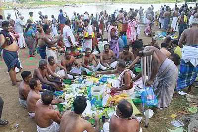 ஆடி அமாவாசை: தாமிரவருணி கரைகளில் முன்னோா்களுக்கு தா்ப்பணம்