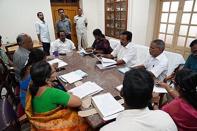 ஆறுதேசம் கிராமத்தில் 
வீடுகளுக்கு வரி வசூலிக்க மறுப்பு:
அமைச்சா் தலைமையில் ஆலோசனை